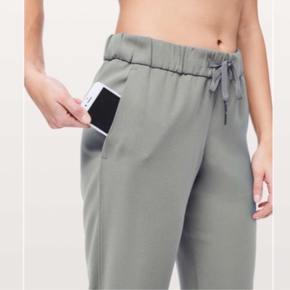 NEW Lululemon Womens On The Fly Crop Pants Size 12 Grey Sage Pockets Casual - Picture 2 of 15